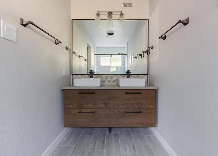Modern Chic In Midtown W Pool & Hot Tub